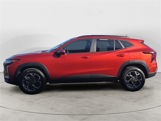 2024 Chevrolet Trax LT photo 2