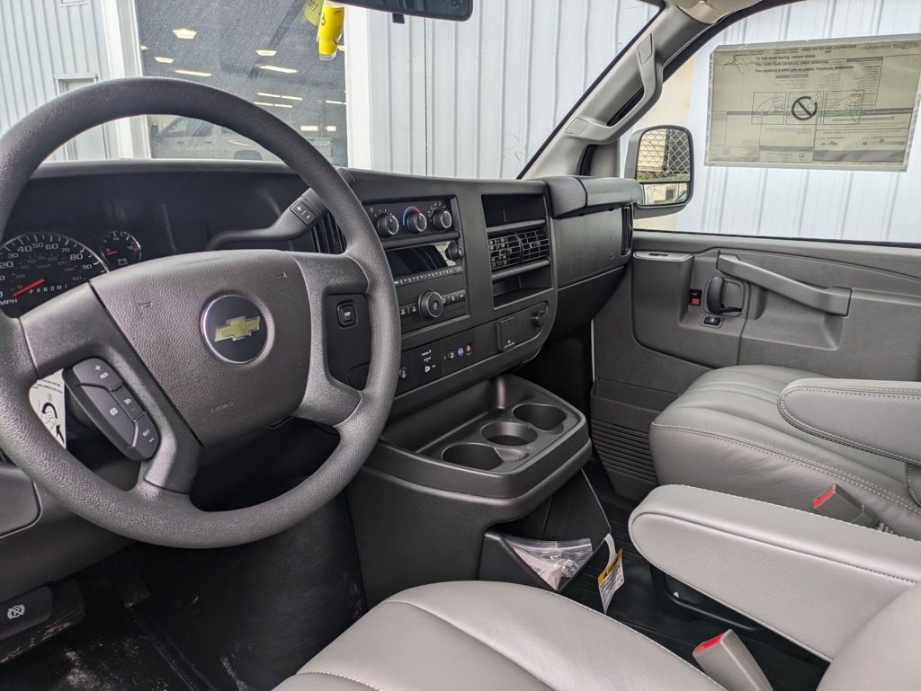 2025 Chevrolet Express Cutaway 3500 photo 4