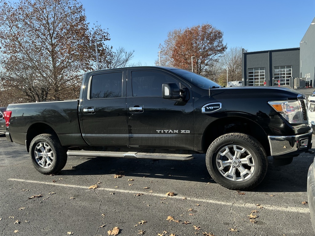 2017 Nissan Titan XD SV's photo