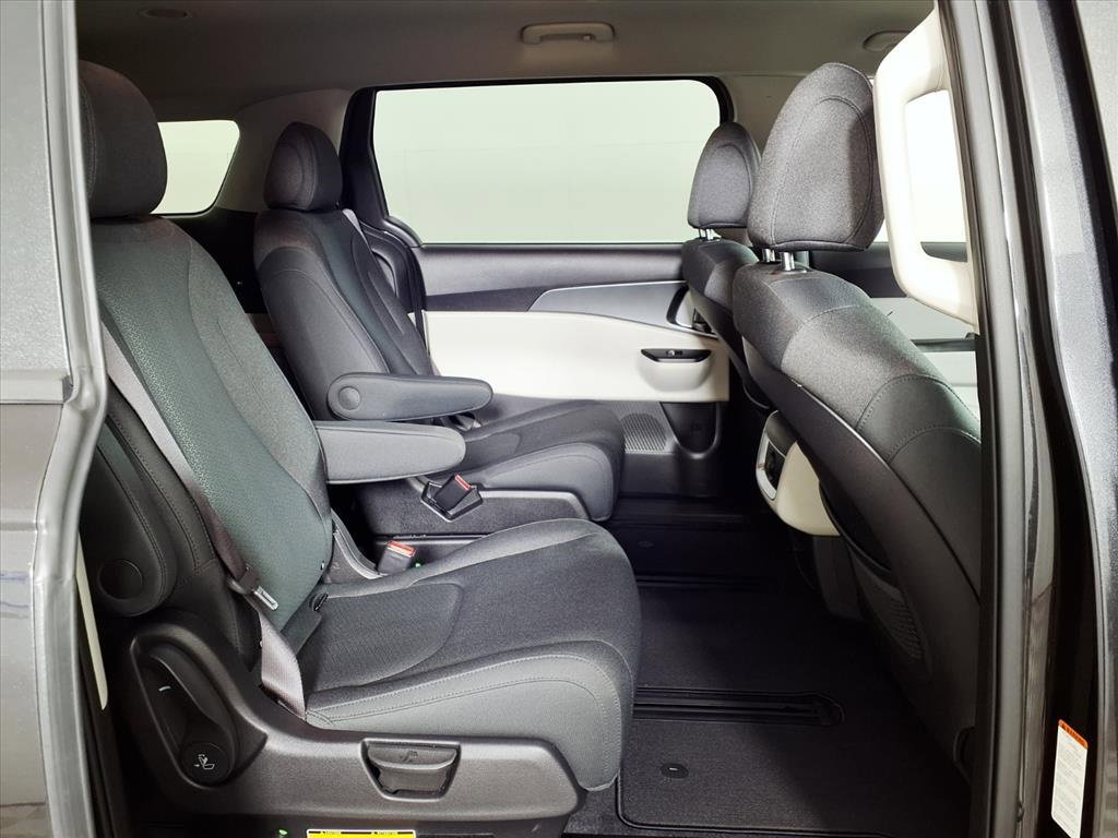2022 Kia Carnival LX photo 3