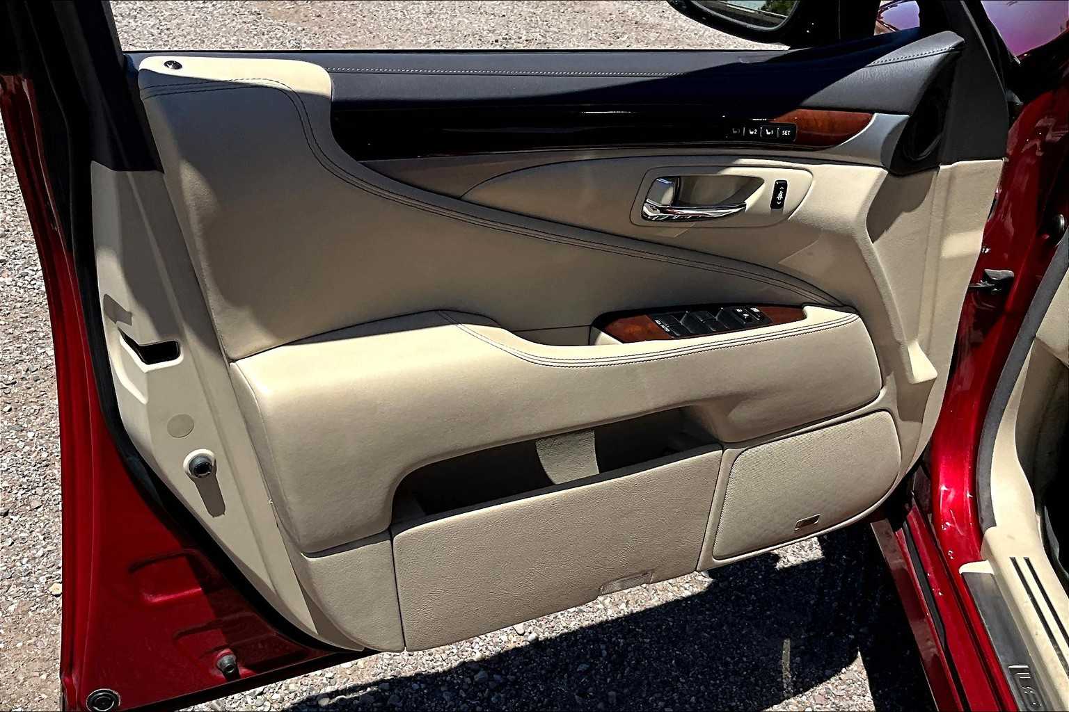 2013 Lexus LS 460 photo 20