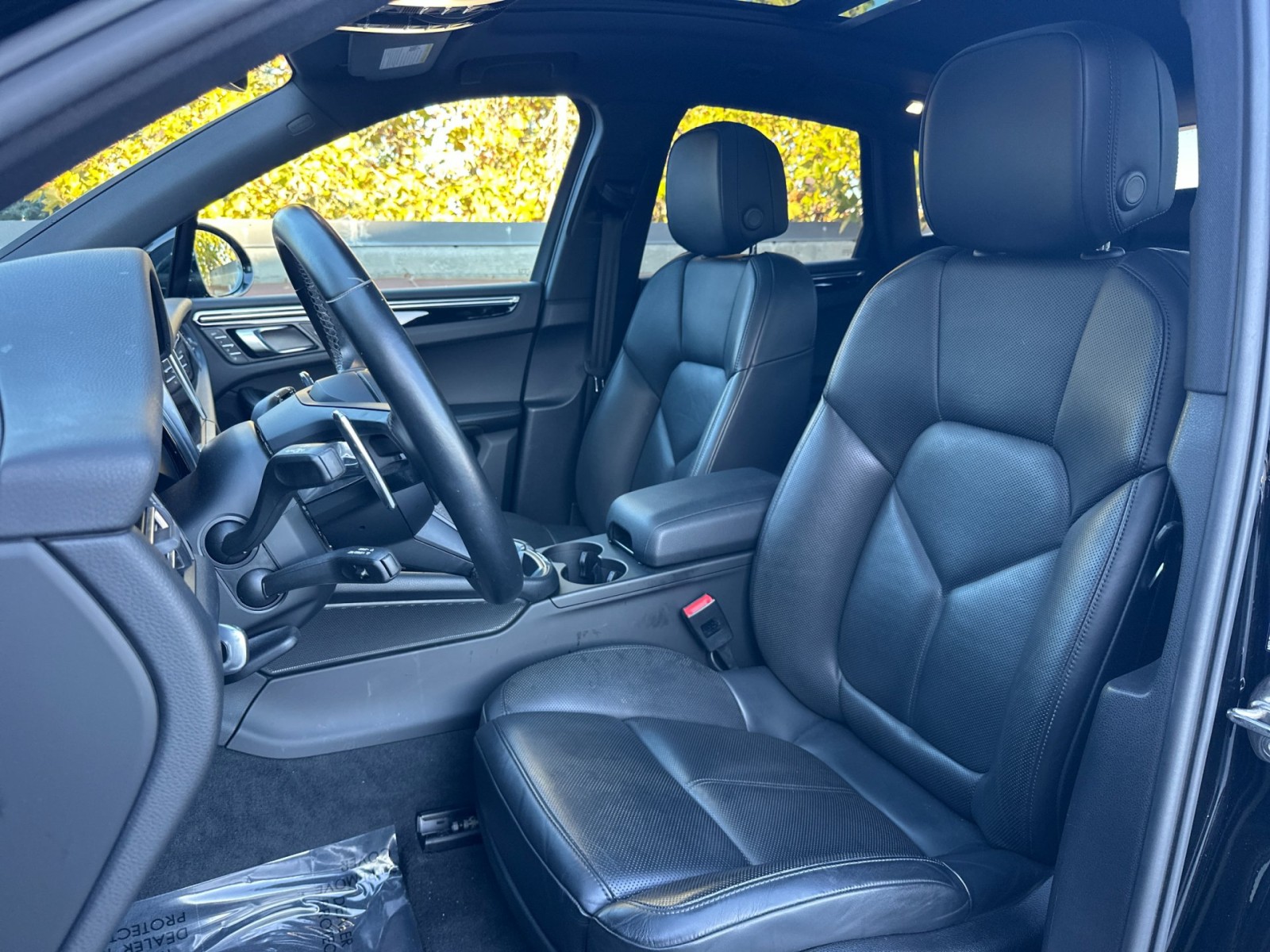 2023 Porsche Macan T photo 3