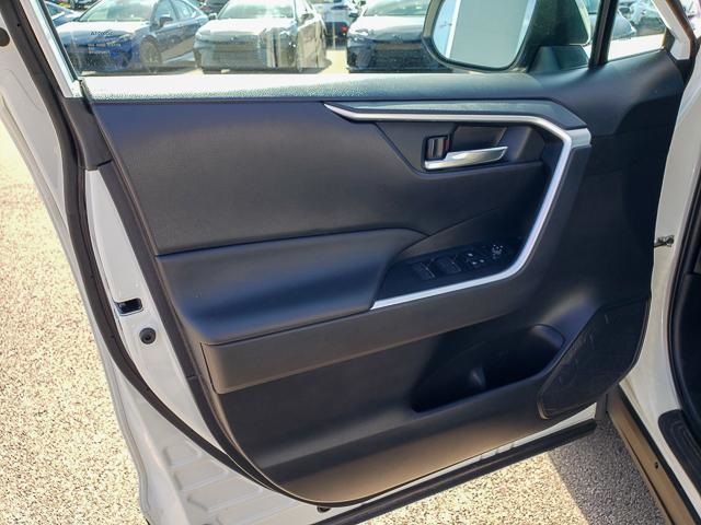 2022 Toyota RAV4 XLE photo 2