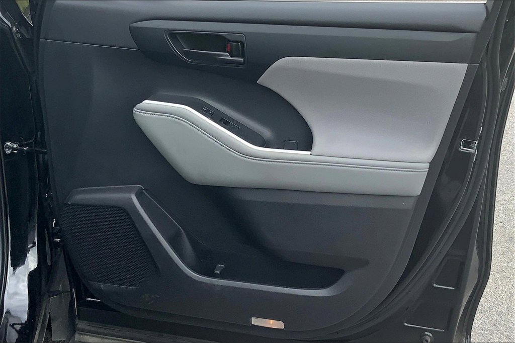 2024 Toyota Highlander LE photo 21