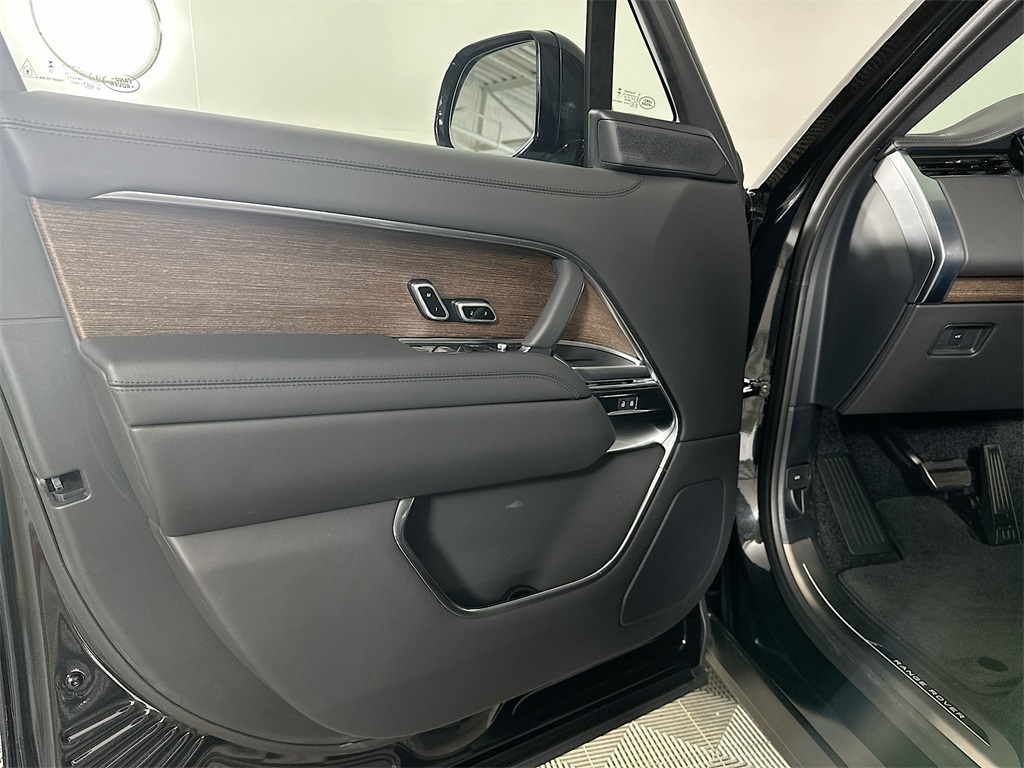 2025 Land Rover Range Rover SE photo 18
