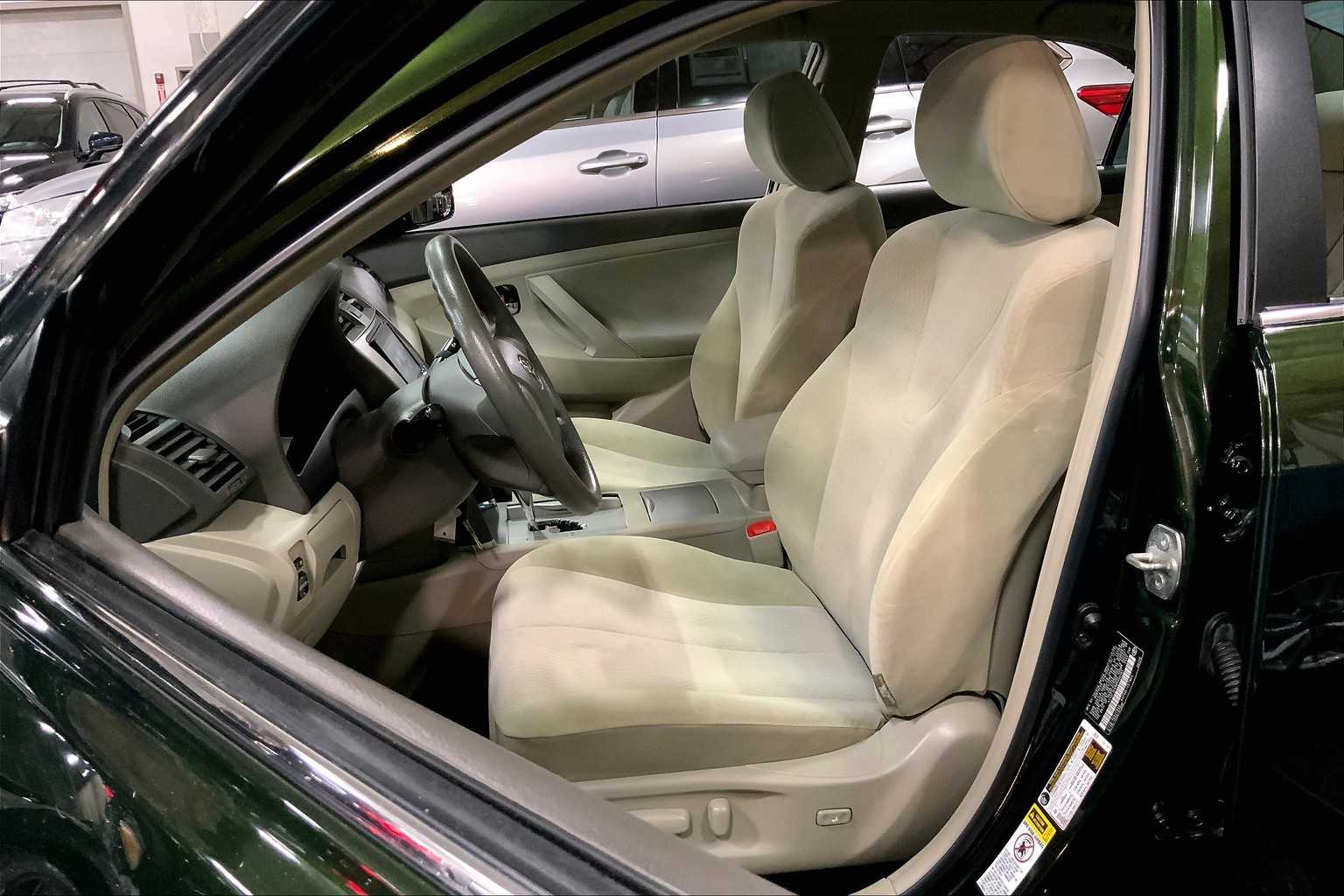 2011 Toyota Camry LE photo 7