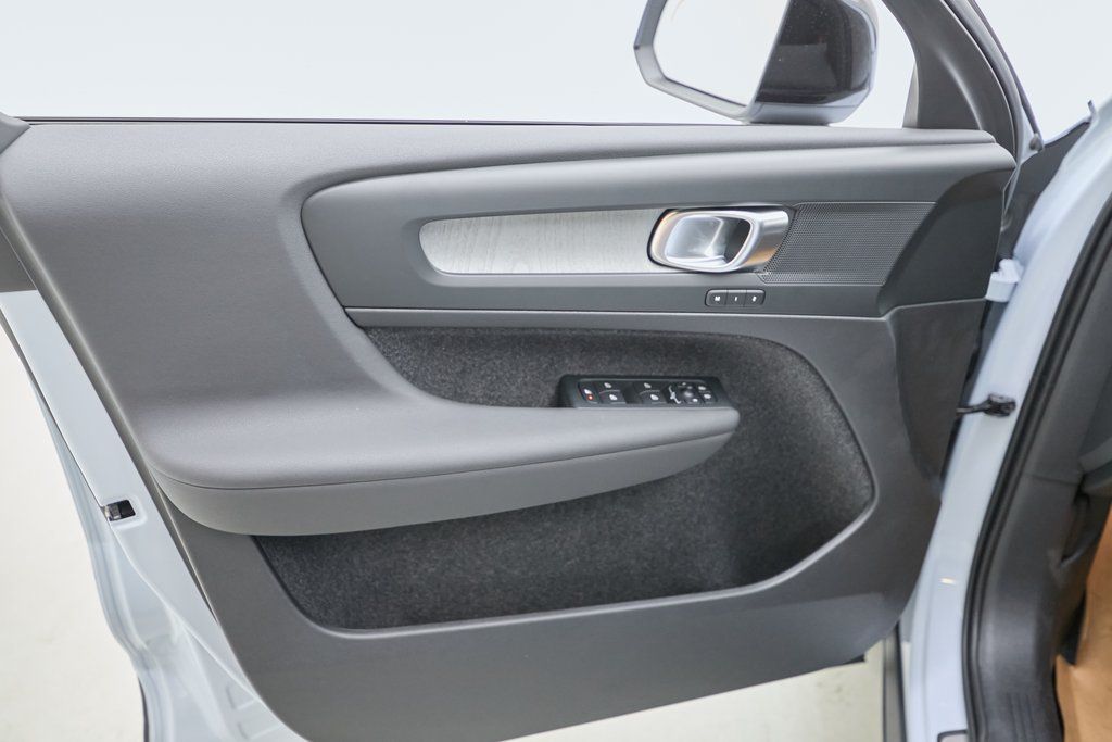 2026 VOLVO XC40 - Image 9