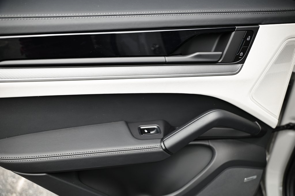 2026 Porsche Cayenne photo 26