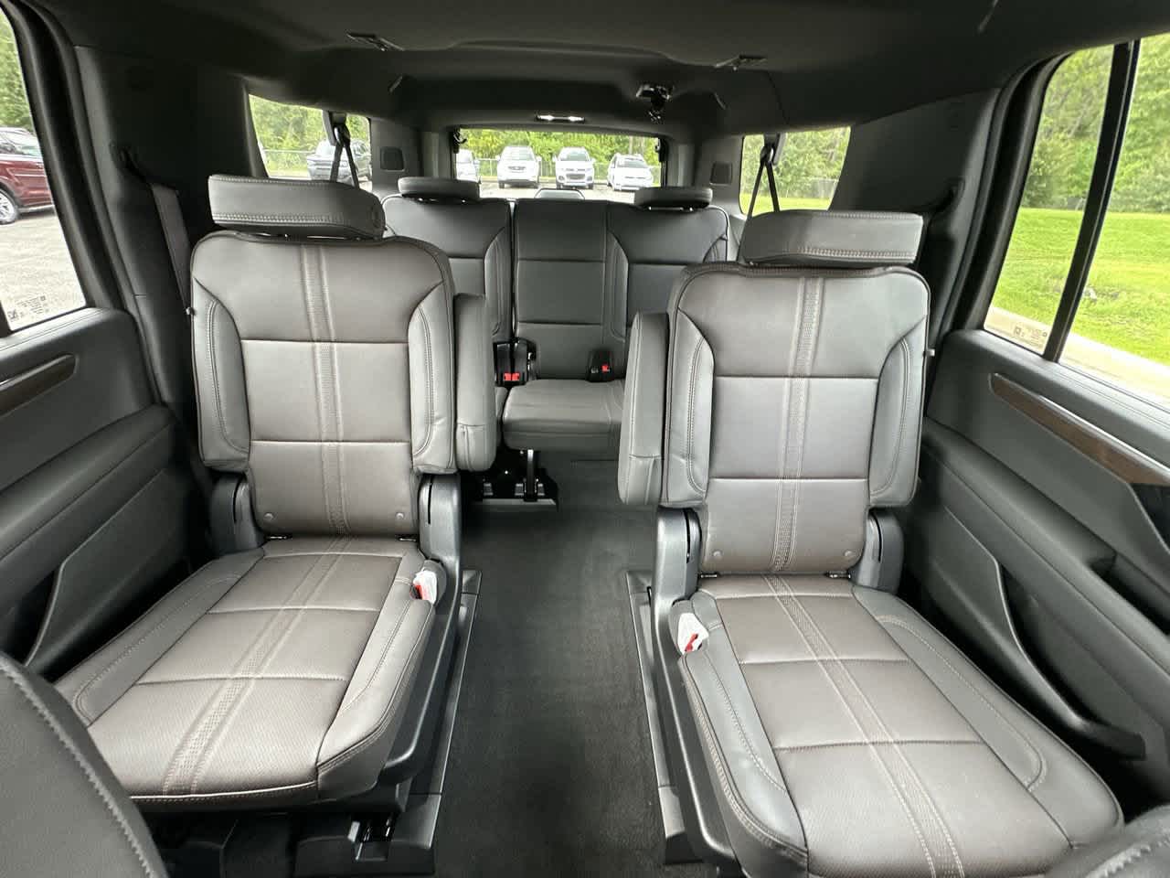 2025 Chevrolet Suburban High Country photo 4