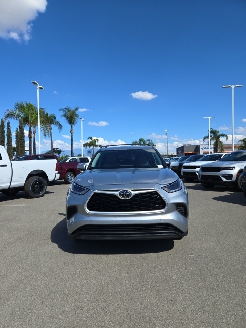 2021 Toyota Highlander L photo 2