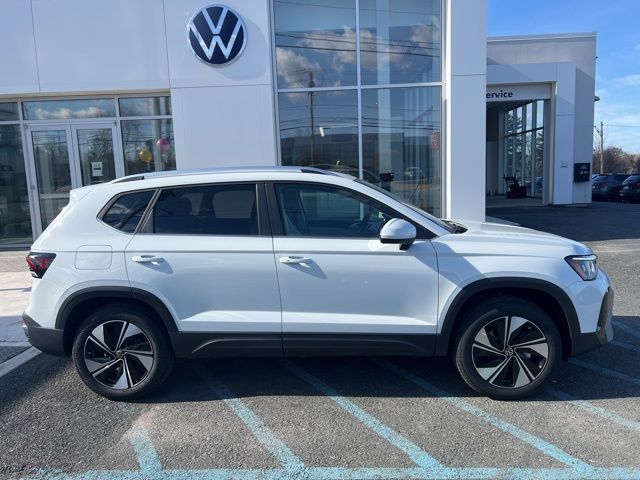 2025 Volkswagen Taos SE photo 2