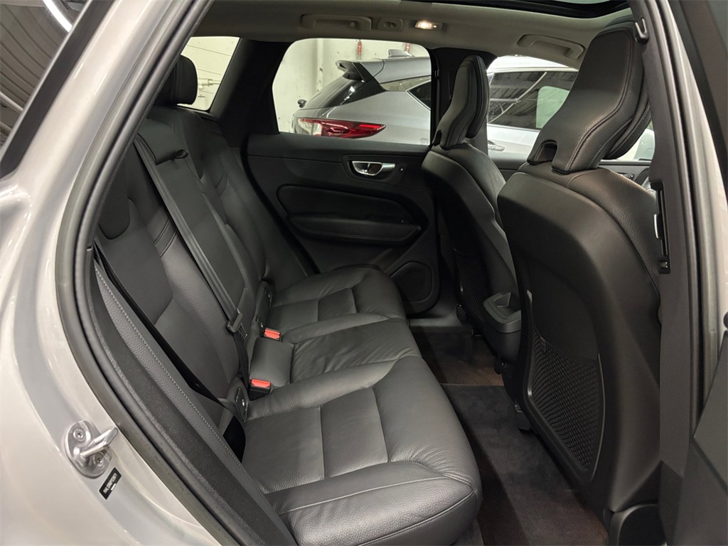 2023 Volvo XC60 B5 Plus photo 16