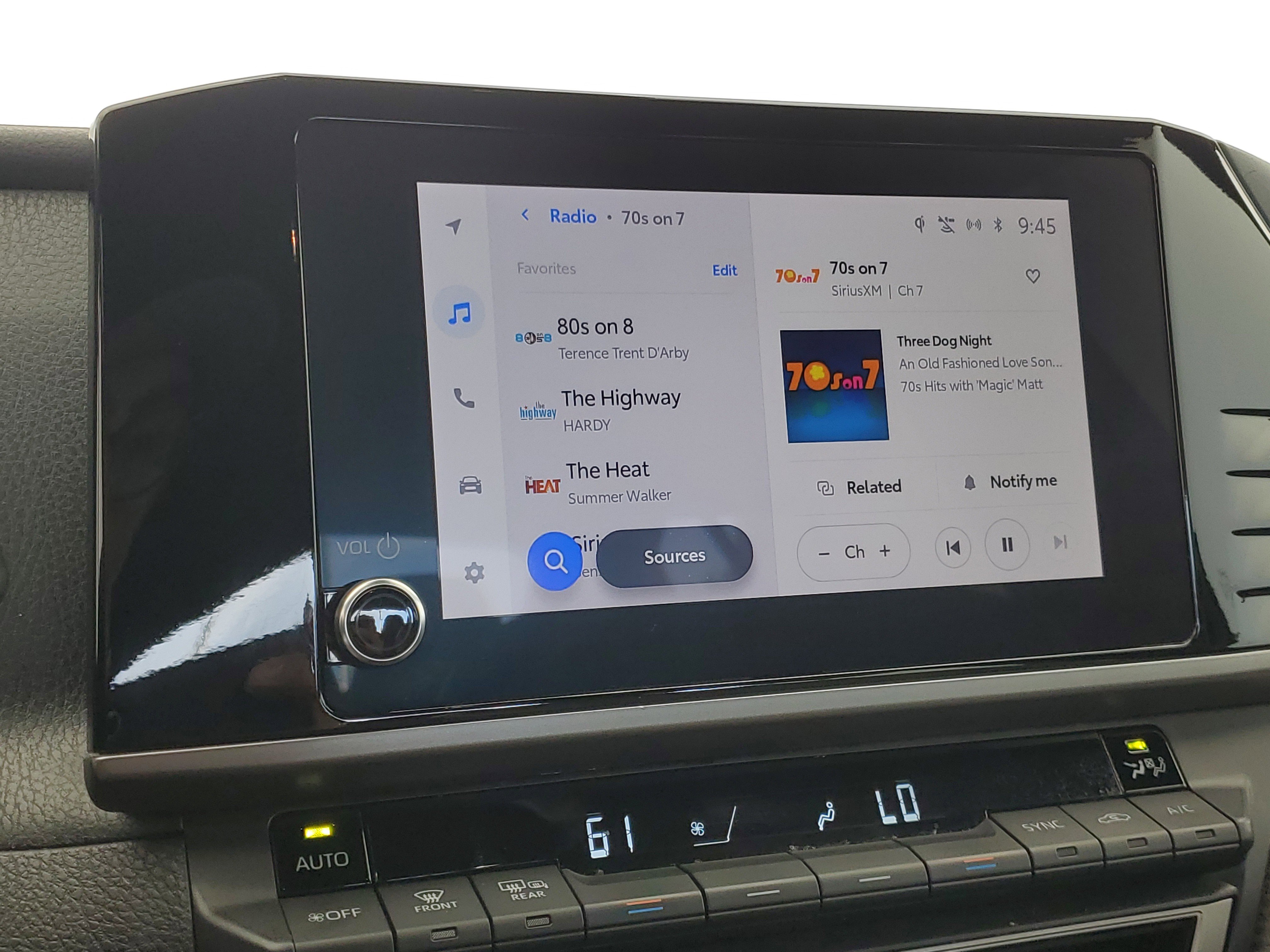 2025 Toyota Camry SE photo 3