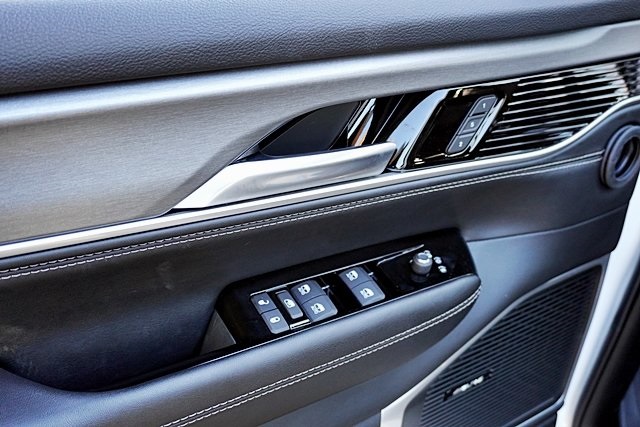 New 2025 Bright White Clear-Coat Exterior Paint Jeep Series II image 28