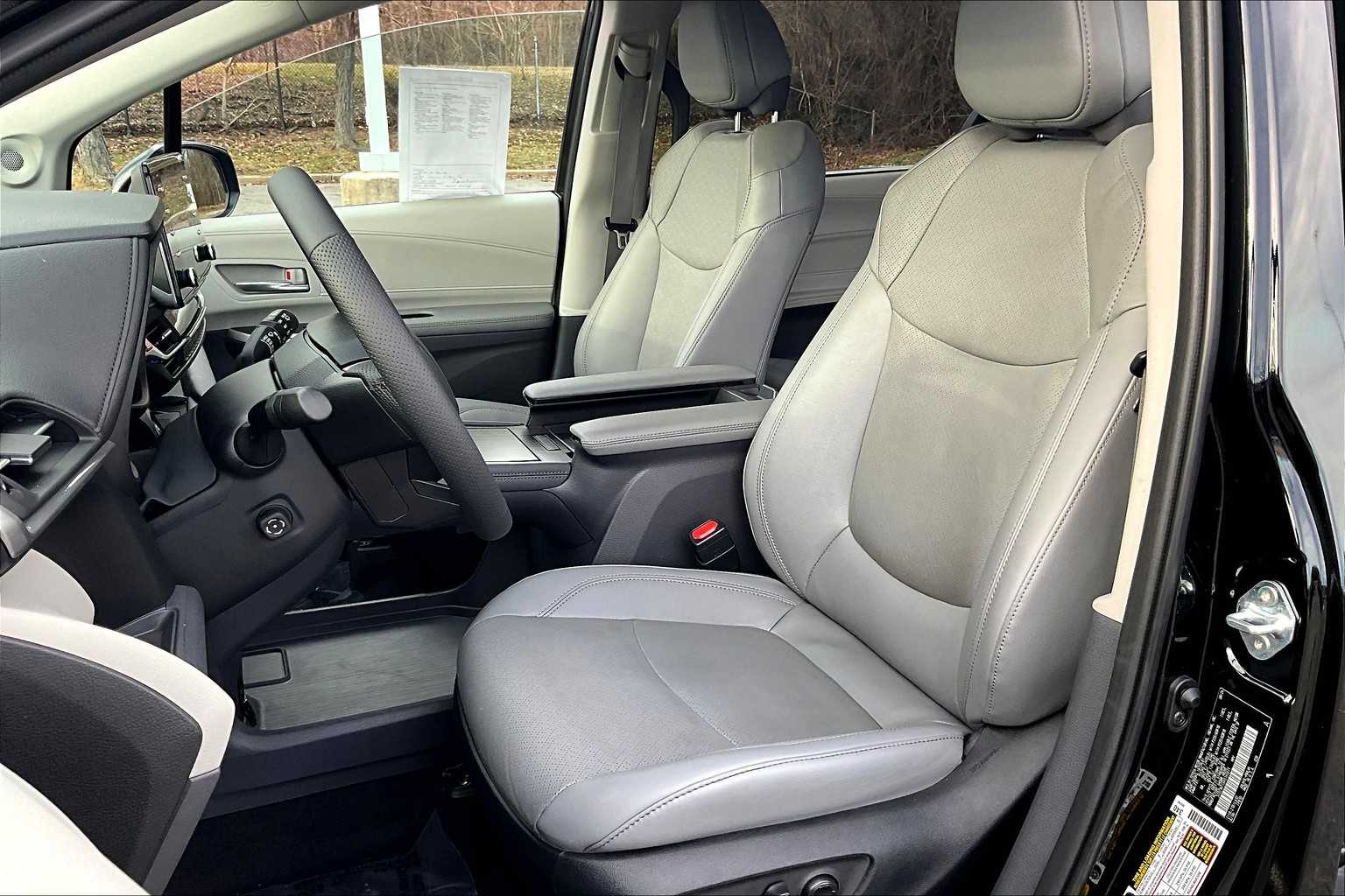 2024 Toyota Sienna Limited photo 7