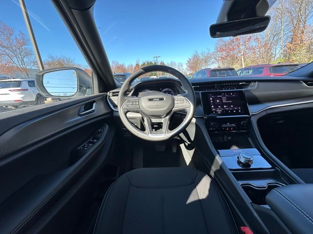 2025 Jeep Grand Cherokee Laredo photo 13