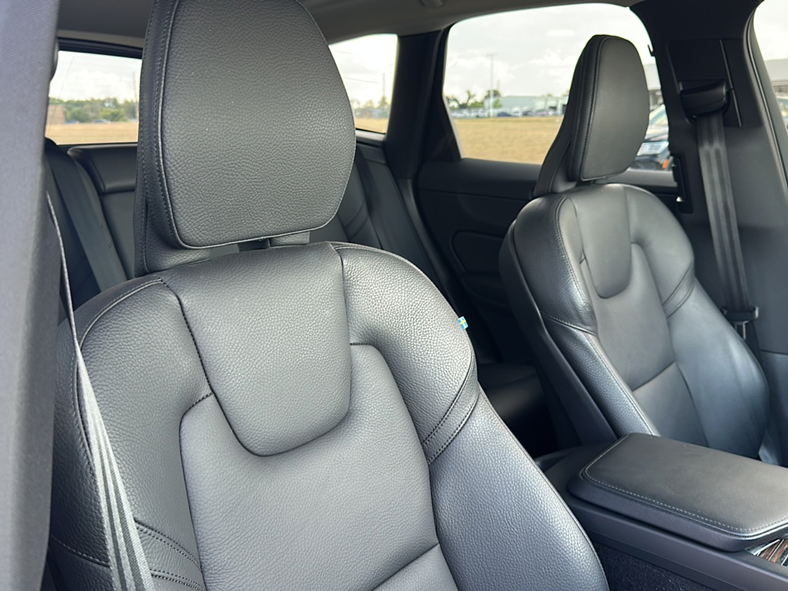 2023 Volvo XC60 B5 Plus photo 9