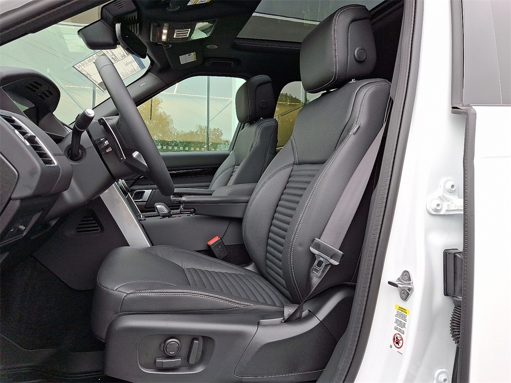 2025 Land Rover Discovery S photo 8