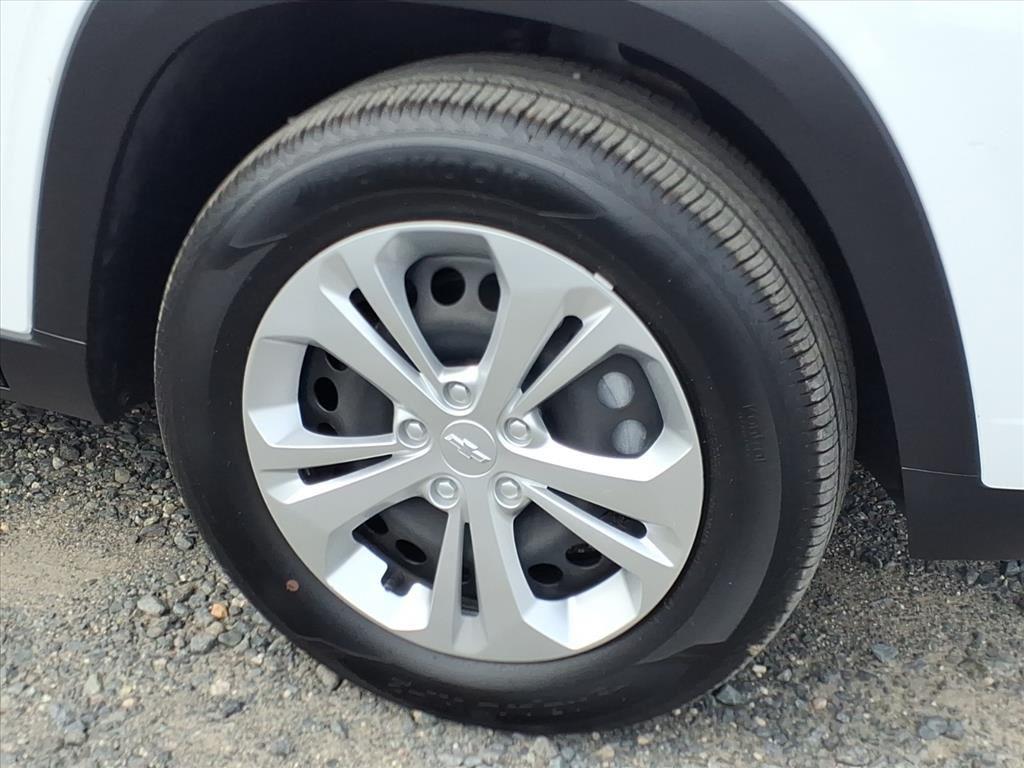 2024 Chevrolet Trax LS photo 3