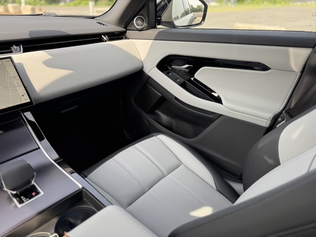 2026 Land Rover Range Rover Evoque Dynamic SE photo 12