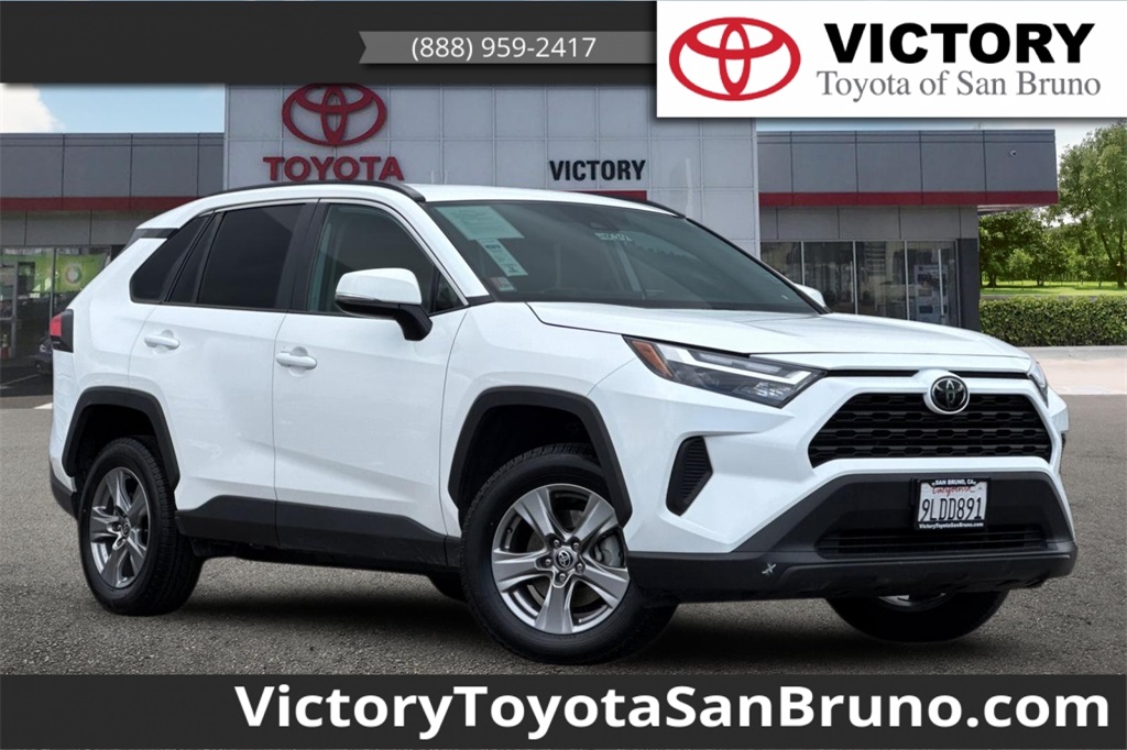 2024 Toyota RAV4 XLE's photo