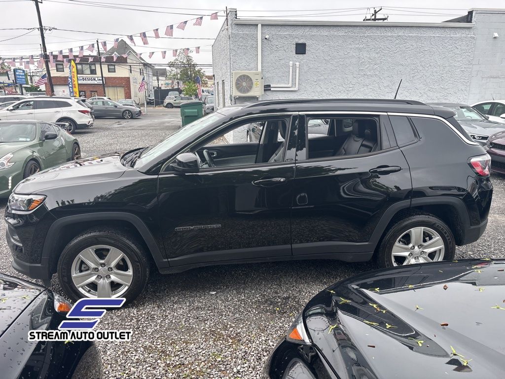 2022 Jeep Compass Latitude photo 2