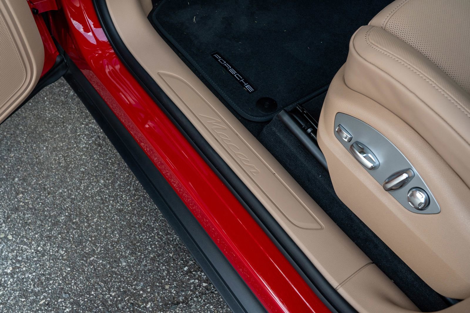 2025 Porsche Macan Base photo 23