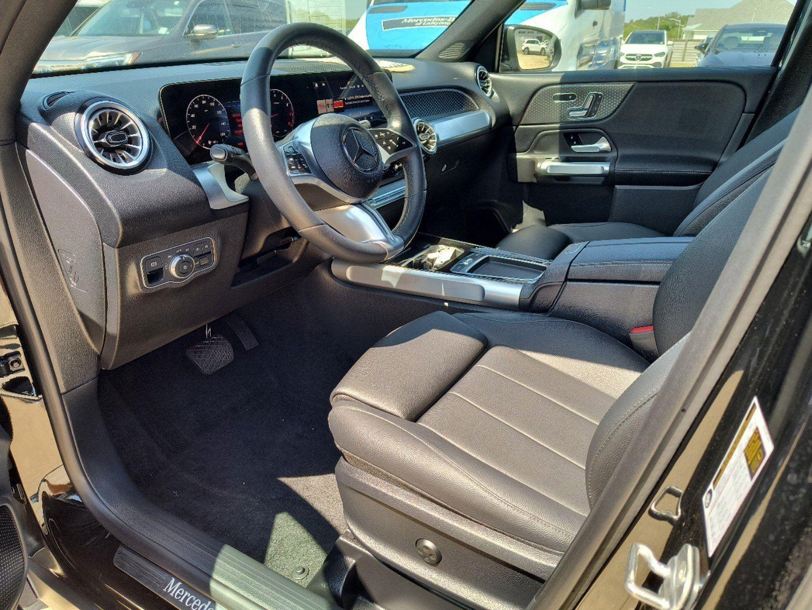 2024 Mercedes Benz GLB 250 4MATIC photo 2