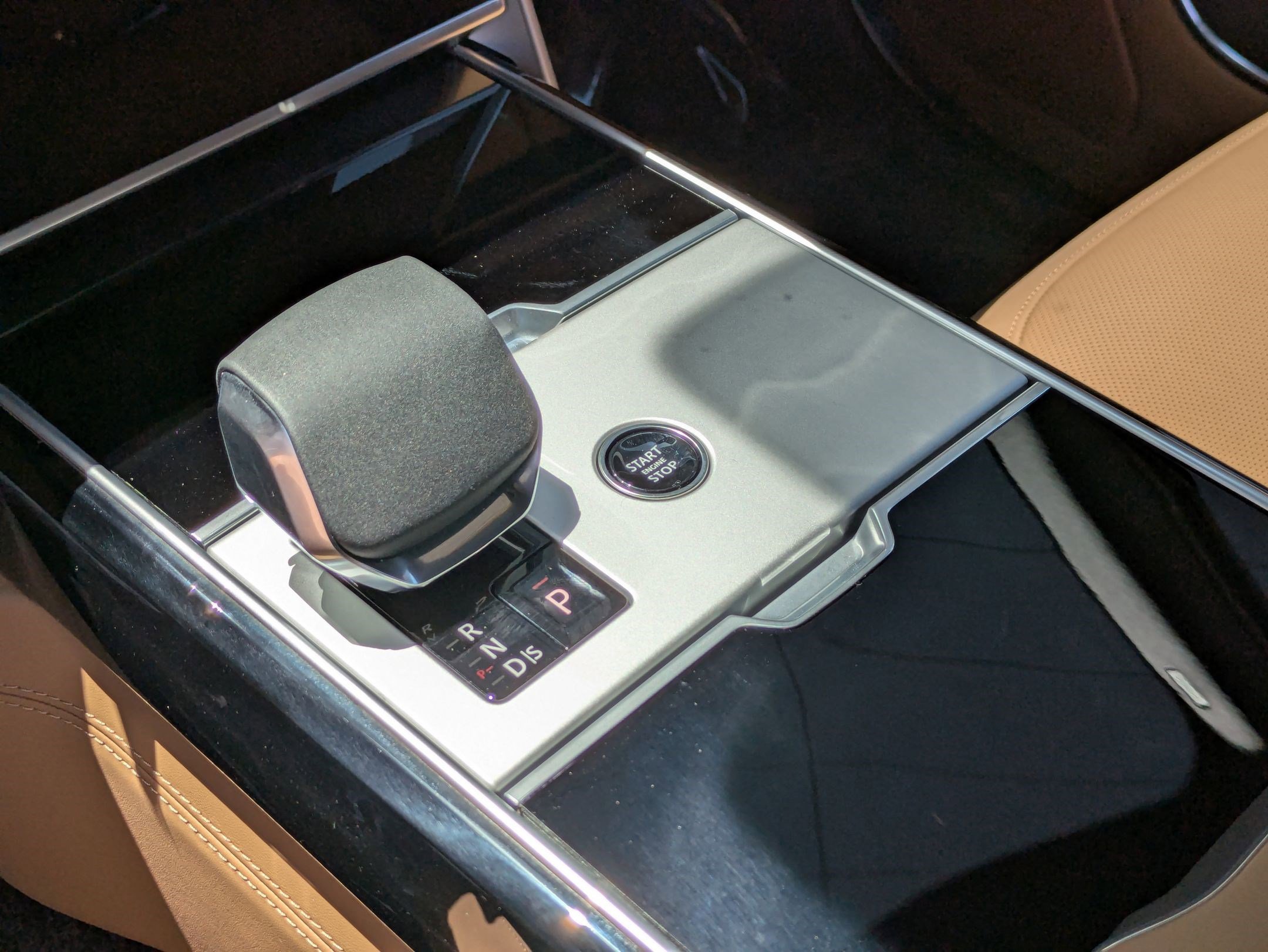 2025 Land Rover Range Rover SE photo 13