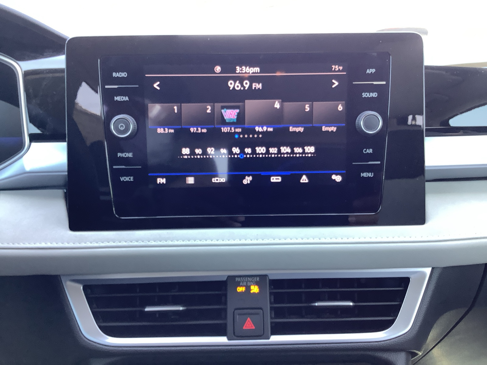 2025 Volkswagen Taos SE photo 15