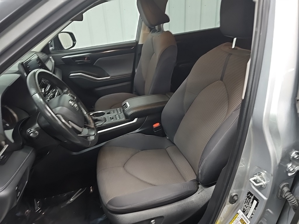 2022 Toyota Highlander LE photo 29