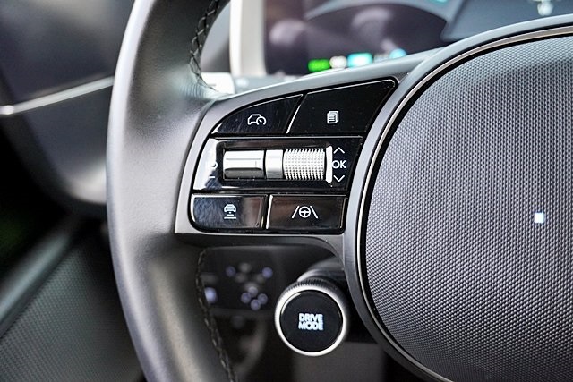 Used 2023 Gold Hyundai SEL image 32