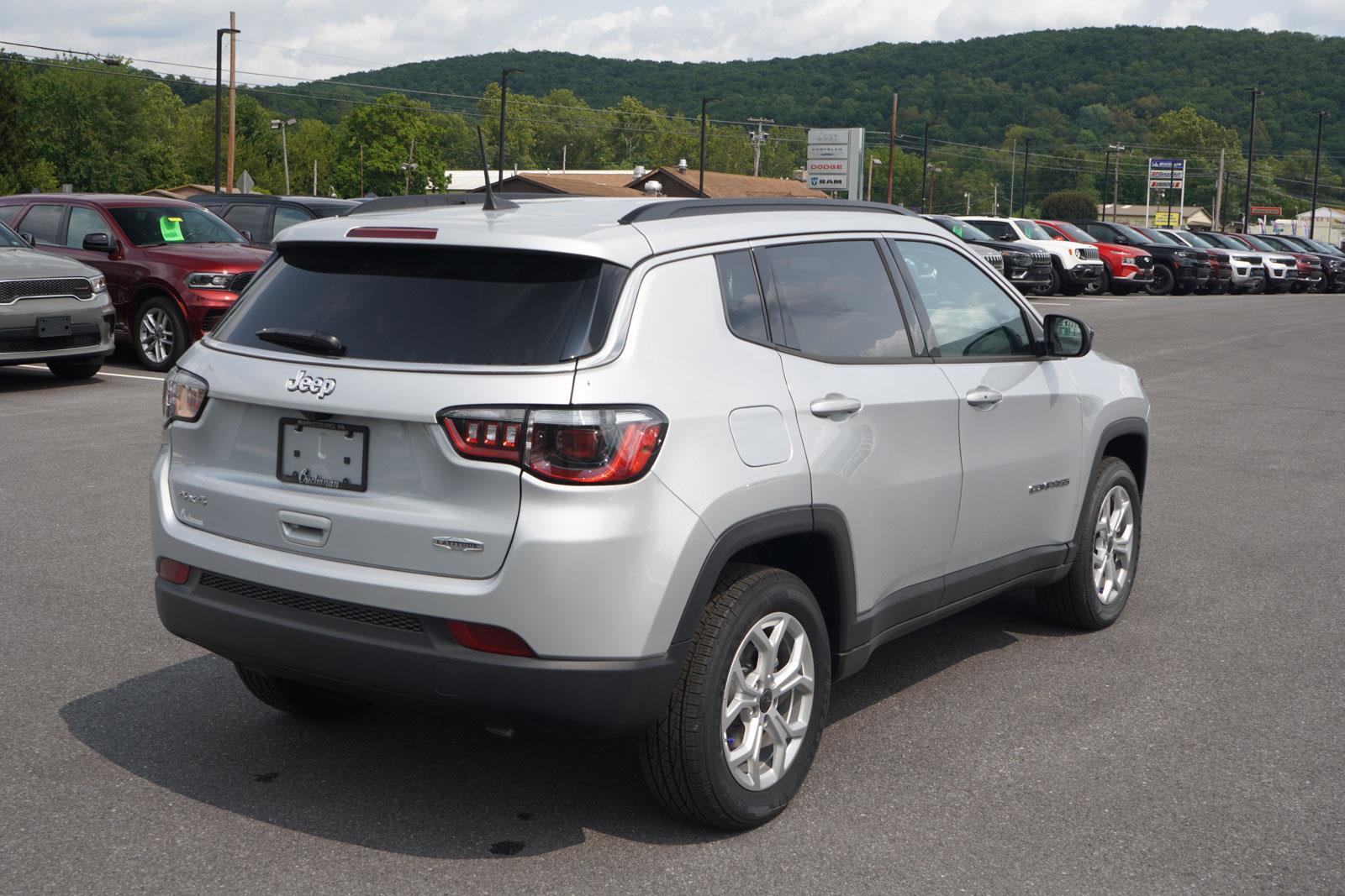 2025 Jeep Compass Latitude photo 2