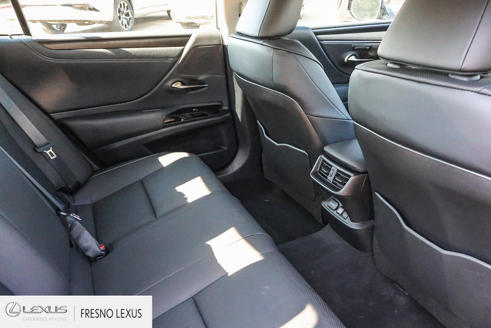 2025 Lexus ES 300h photo 17