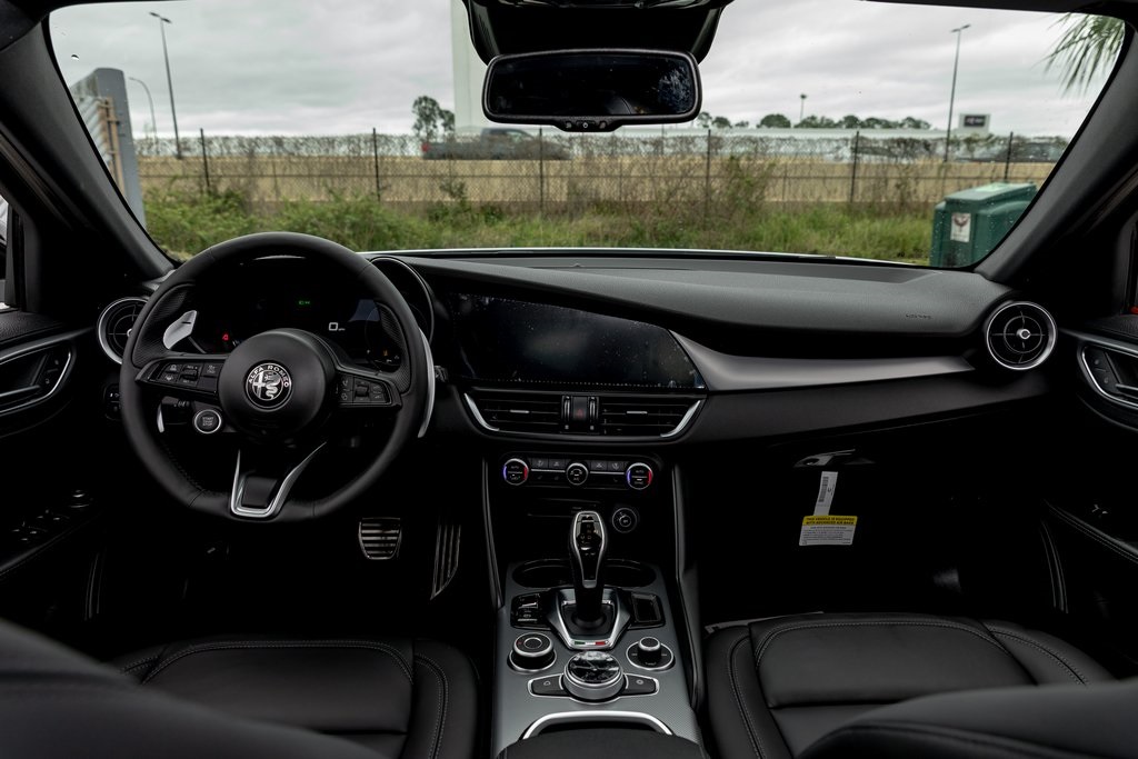 2025 Alfa Romeo Giulia Base photo 21