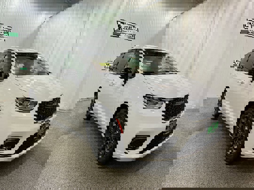 2026 Chrysler Pacifica Select's photo