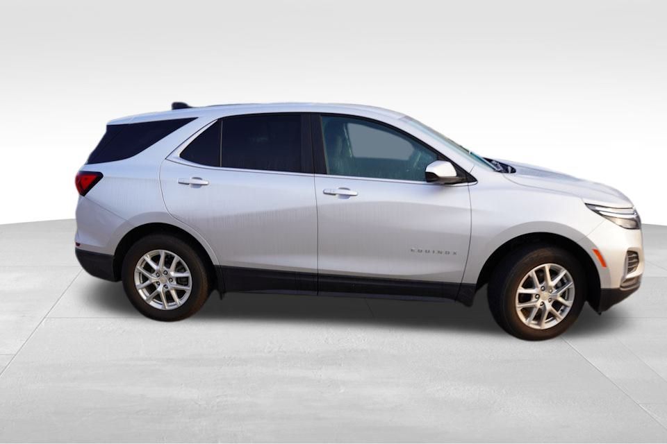 2022 Chevrolet Equinox LT photo 2