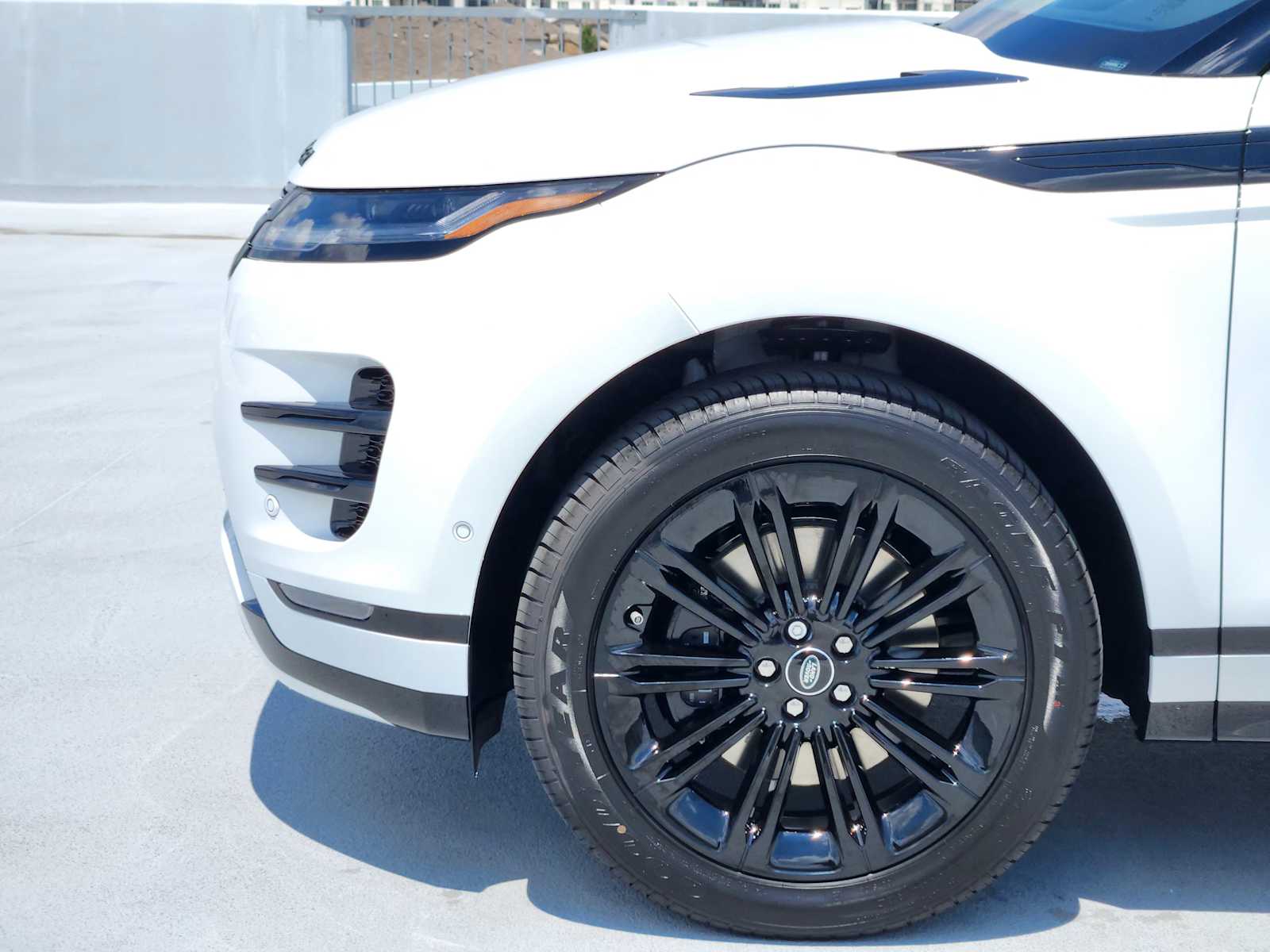 2026 Land Rover Range Rover Evoque Dynamic SE photo 8
