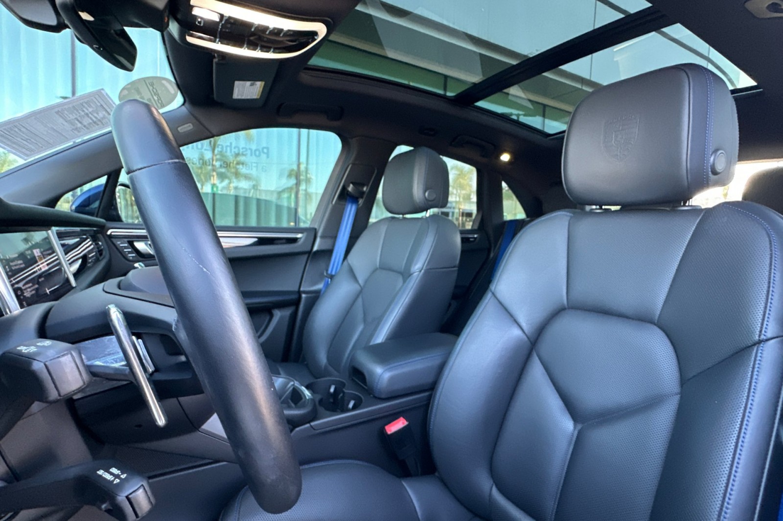 2023 Porsche Macan T photo 2