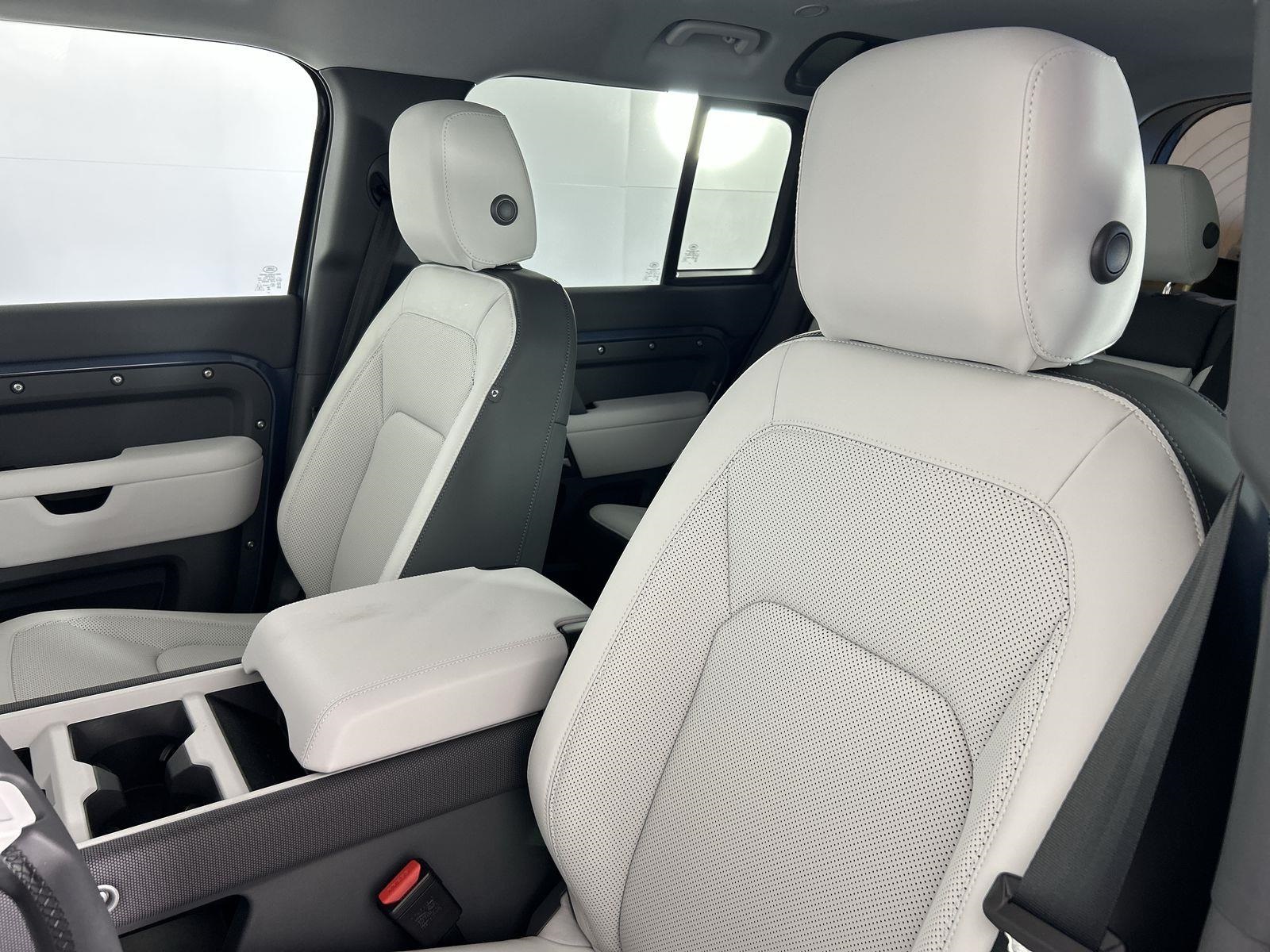 2025 Land Rover Defender 110 S photo 24