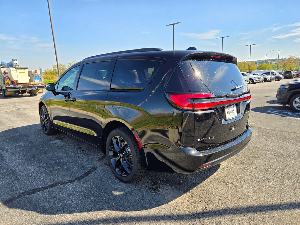 2026 Chrysler Pacifica photo 5