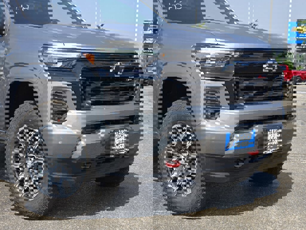 2025 Chevrolet Colorado Z71 photo 2