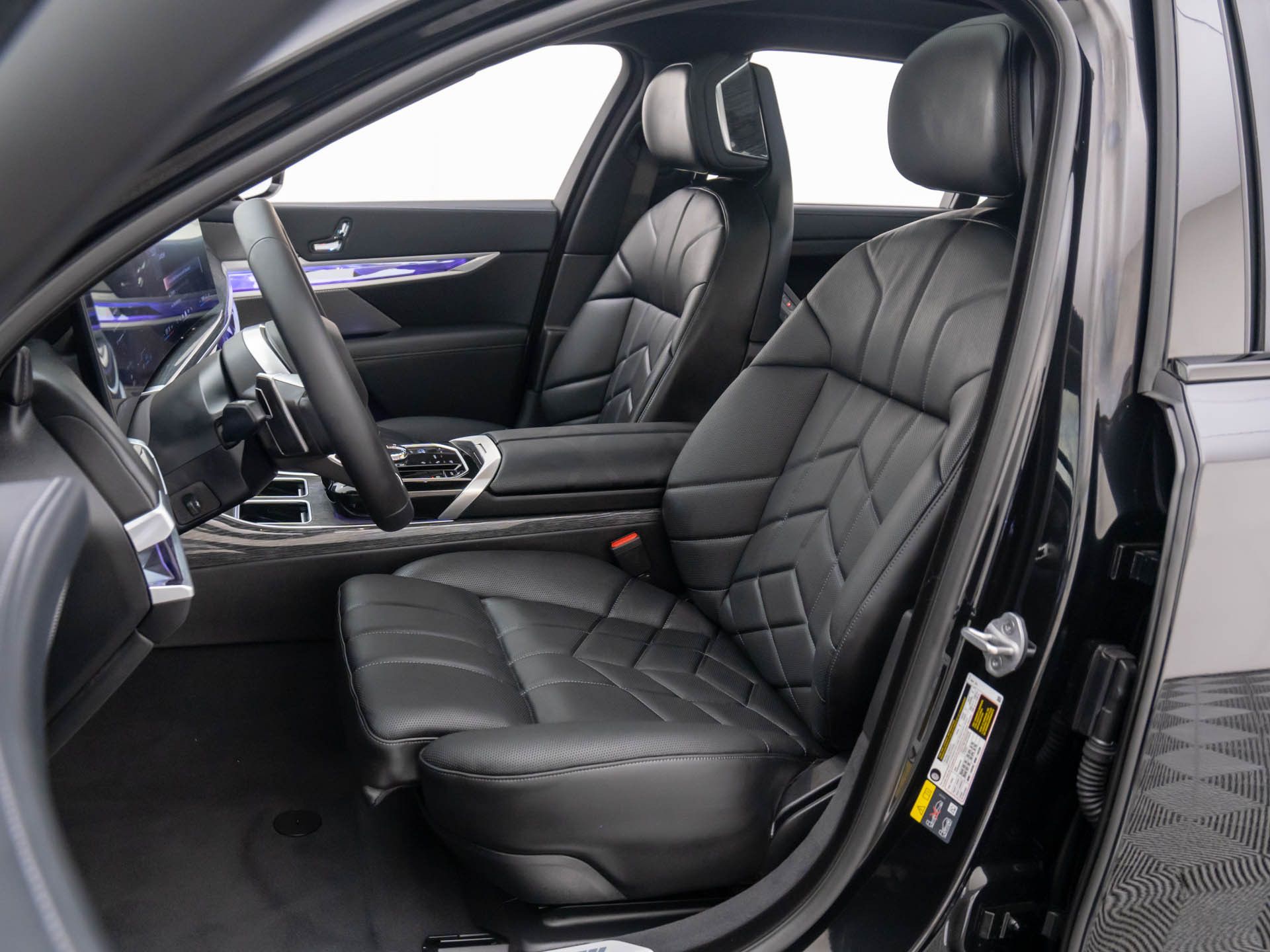 New 2025 Black Sapphire Metallic BMW 750e xDrive image 15