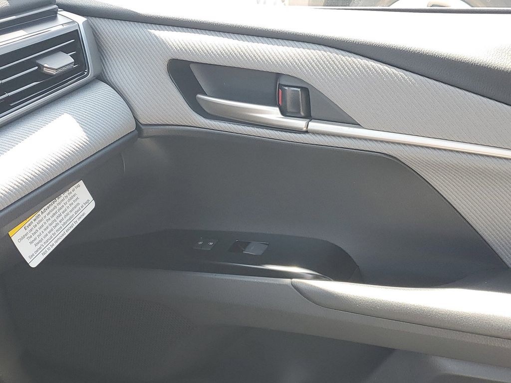 2025 Toyota Camry SE photo 21