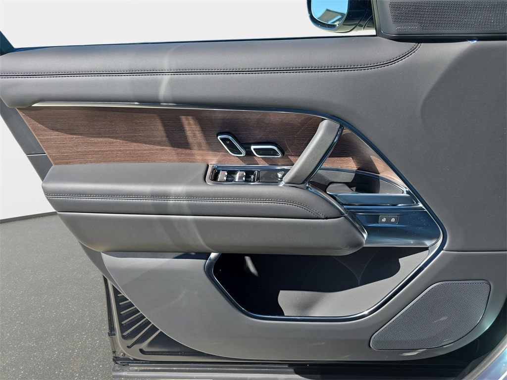2025 Land Rover Range Rover SE photo 21