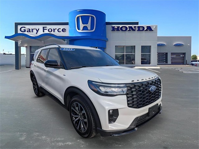 2025 Ford Explorer ST-LINE's photo