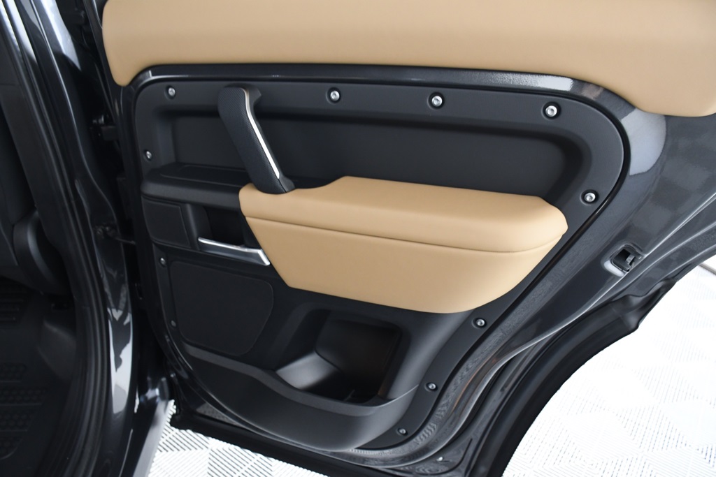 2025 Land Rover Defender 130 V8 photo 18
