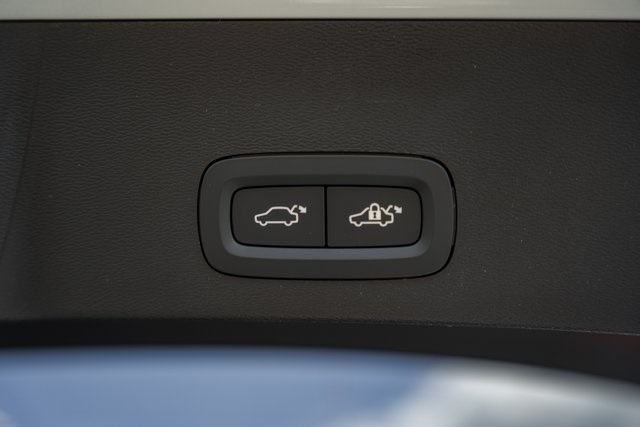 2025 Volvo XC40 Plus photo 9