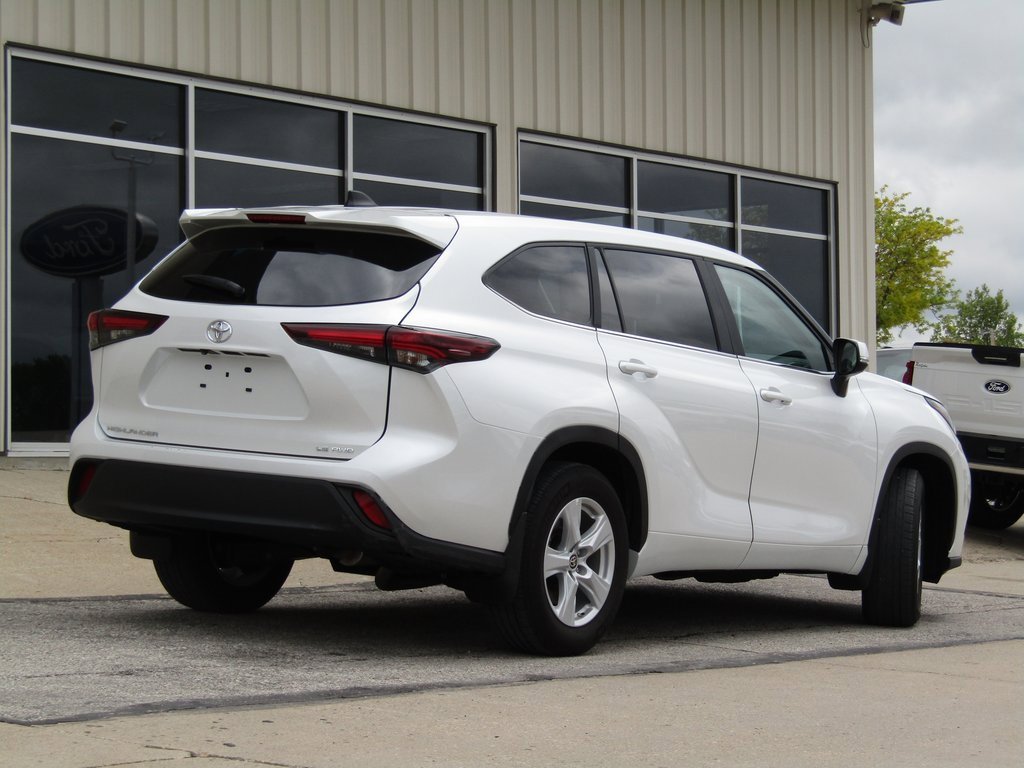 2024 Toyota Highlander LE photo 2