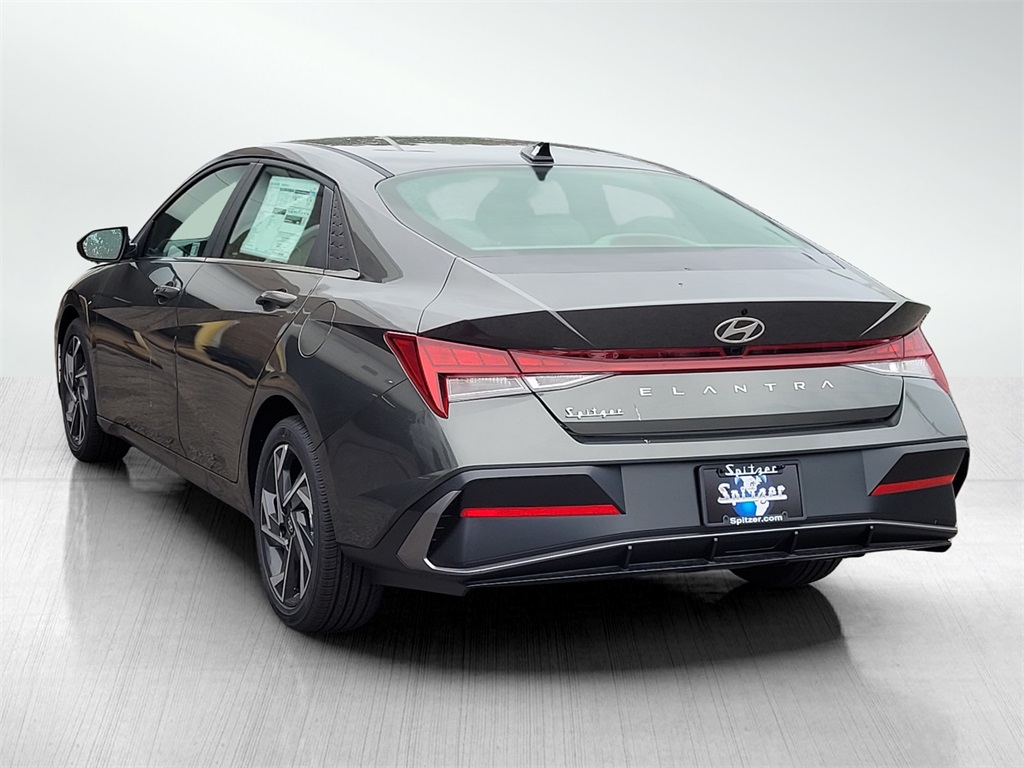 2024 Hyundai Elantra SEL Convenience photo 6